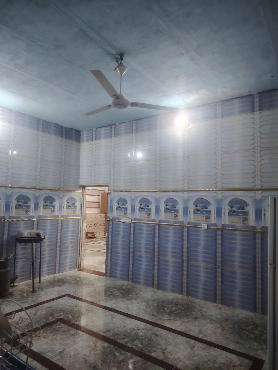 بيت للبيع في حي السلام مقابل مجمع العزه السكني  كامل الخدمات مساحته ٢٠ ٢ هاتف ***********
