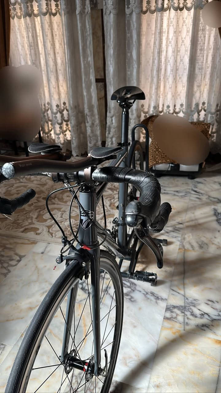 ⚠️ مكلّف بالنشر ⚠️

🔥 للبيع بايسكل رود TWITTER 🔥

📌 النوع: رود
📌 القياس: 28
🎨 اللون: رمادي
📌 الفريم: ألمنيوم + ماشه كاربون
📌 الوايرات: دفن
📌 السرعات: 2×11
📌 نظام السرعات: Brakits
📌 الرتروسبيك: نوع خاص بشركة TWITTER
📌 مبدّل السرعات الخلفي: كاربون
📌 البريكات: أمامي وخلفي شغّالات تمام
📌 الحالة: نظيفه وجاهزه للركوب

🎁 هديه ويا الدراجة:
✔ ستكات أصلية
✔ ستاند

📍 الموقع: كوت – يوجد توصيل
💰 السعر: 560 بي مجال
📞 رقم صاحب الدراجة: ***********4
