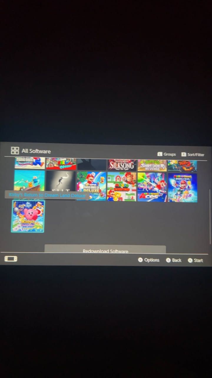 السلام عليكم شباب.. للبيع جهاز Nintendo Switch V2 النسخة المطورة (الي تجي ببطارية أقوى وأداء أفضل بمرتين من النسخة العادية). الجهاز غني عن التعريف، نظيف جداً جداً وبحالة ممتازة (أخو الجديد)، استعمال حشيم وما بيه أي شخط أو عيب، وشغال ومفحوص 100%.
أبرز مواصفات ومميزات الجهاز:
 التعديل الاحترافي: الجهاز معدل كاستم كامل (نظام Hekate الاحترافي)، يعني مكرك وجاهز تنزل عليه أي لعبة تنزل بالسوق مجاناً وبدون ما تدفع ولا دينار! وداعاً لأسعار الألعاب الغالية.
 الذاكرة والألعاب: وياه رام ساندسك (SanDisk) أصلي وسريع جداً بنقل البيانات، والجهاز حالياً متروس ومحمل بأقوى وأحدث الألعاب العالمية المشهورة الي تلعبها فوراً أول ما تستلم الجهاز، ومنها:
 اللعبة المنتظرة والمطلوبة EA Sports FC 26 
 سلسلة ألعاب ماريو الكاملة (Mario Odyssey, Super Mario Bros. Wonder, Mario Tennis Aces) 
 اللعبة الأسطورية Minecraft 
 الثلاثية الشهيرة GTA III 
 لعبة القطة المحبوبة Stray 
 ألعاب قوية ثانية مثل Sniper Elite 4 و Inside و Silksong وغيرها هواي!
 الملحقات: الجهاز يجي بكامل غراضه وملحقاته الأصلية ويا كارتونه النظيف (الدوك، الشاحن الأصلي، الجوي كونز).
ملاحظة: الجهاز كامل مكمل ومفحوص ومنزل عليه كلشي، يعني مال وناسة تاخذه وتلعب فوراً مابيه أي مصاريف إضافية. لقطة حقيقية للي يدور نظافة وراحة بال.
 [مراوس بـ ايباد ايفون]
 المكان: البصرة - الطويسة
 للتواصل والاستفسار: المراسلة على الخاص أو الاتصال على [***********]
