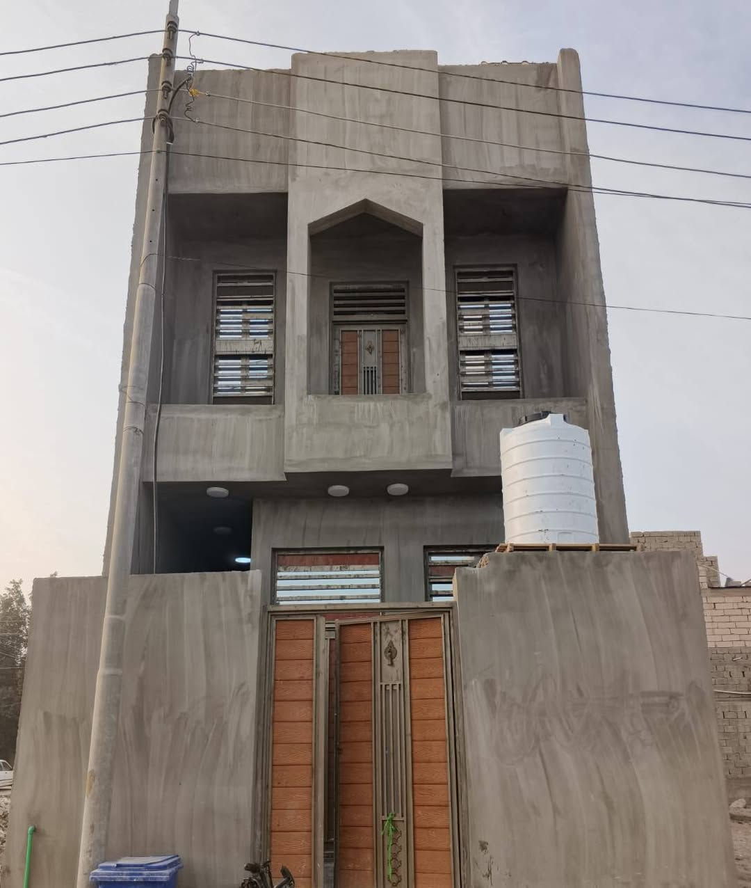 سلام عليكم الدار للبيع البهادريه شارع سيد غريب شارع مبلط ماء كهرباء مساحة ١٠٠م طابو زراعي عراقي سند 23المالك عراقي موجود بالمنطقة السعر100 مليون  قابل للتفاوض رقم الهاتف ***********
