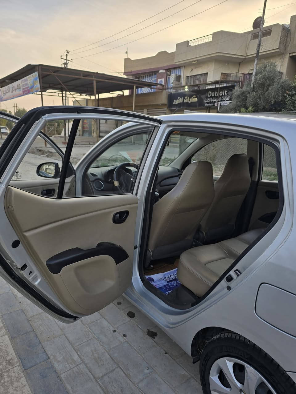 هونداي i10.   ٢٠١٥  السعر ٩٣ ورقه و بي شويه مجال ماشيه اقل من ٢٠ بالضبط ١٩٧١٠ كيلو متر مكفوله من الصبغ و البارد و المكينه و الكير تخم تاير جديد شاشه مع كامرة خلفية التحويل ثاني يوم .... السيارة ابدا ما متعوبه و الكشر نظيف ما بي شخط محرك ١٢٠٠ الاتصال *********** علي
