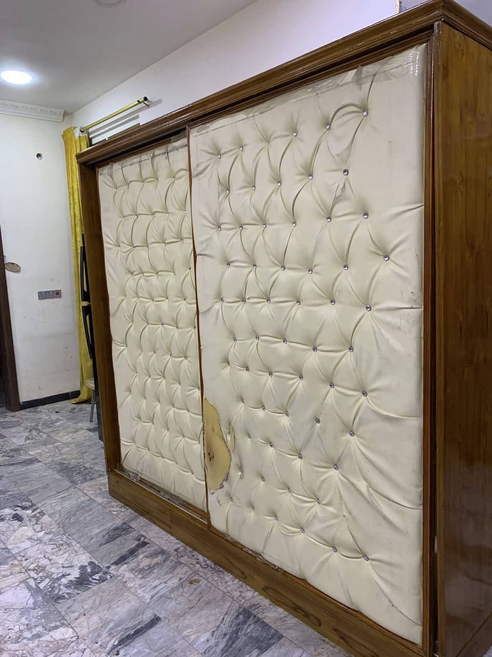 من رخصت مدير محترم كنتور سلايت اربعه بيبان نضيف جدا تزكام درجه اولى خشب ثقيل داخل وخارج صاج ضهر جرجوبه نضيف جدا سعر 150 رقم هاتف *********** بغداد كنتور مستعجل عل بعيته ومفصخ
