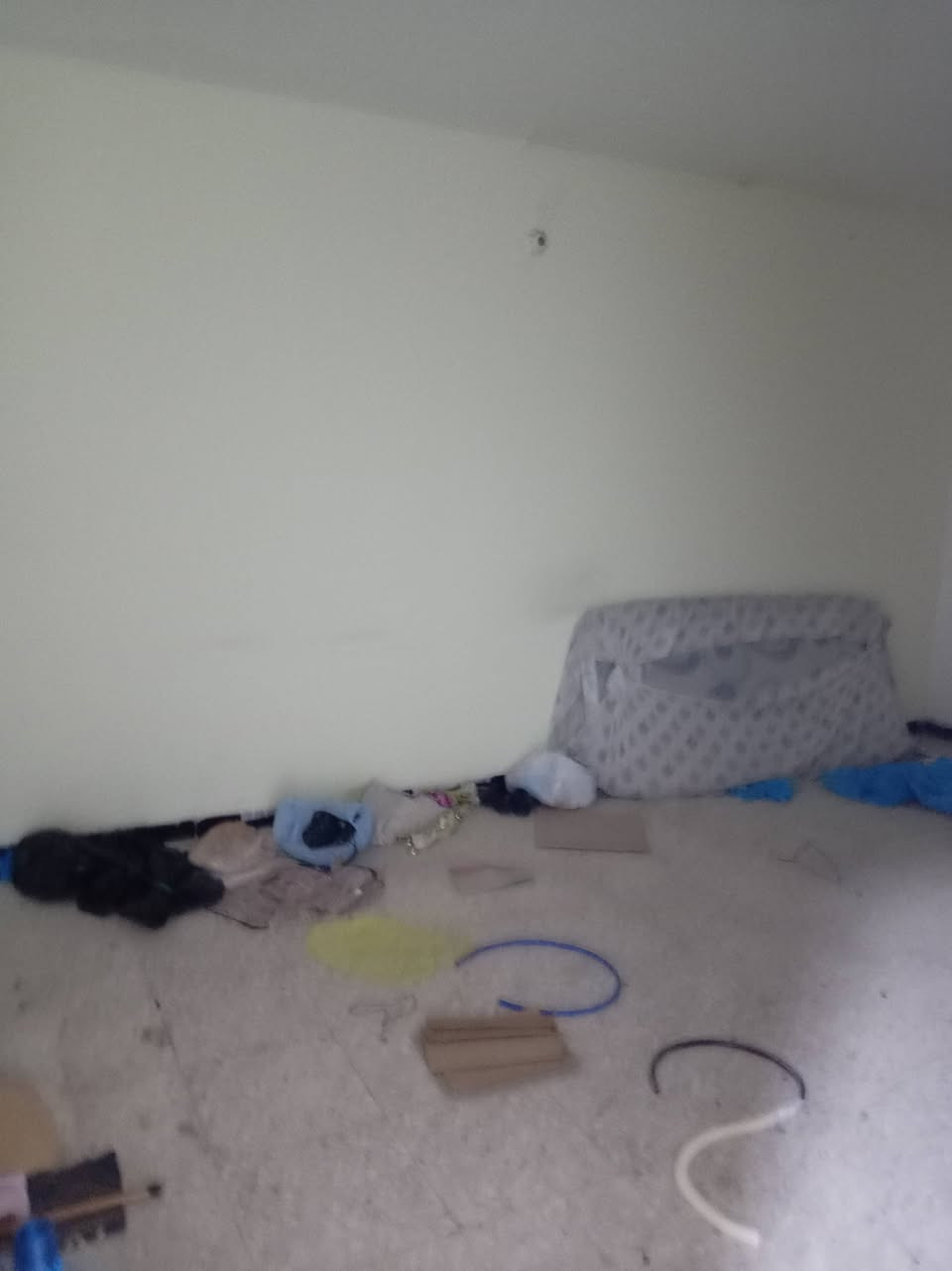 متوفر شقه للايجار مساحه ١٥٠م طابق اول تحتوي على ٣غرف نوم واستقبال ومطبخ وصحيات مطلوب عائله صغيره للاستفسار *********** خلف رزان روز سعر الإيجار ٦٥٠ الف
