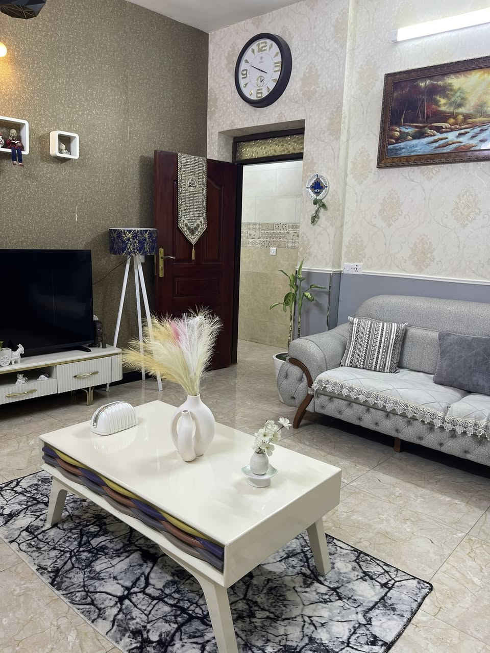 السلام عليكم
بيت 100 متر في حي البساتين شارع احمد الوائلي الواجهه 6 ( خدمات وتبليط ) 

طابو زراعي سند 25

محتويات البيت
الطابق الاول (استقبال و مطبخ وترك وغرفة نوم وحمام وتواليت 2 ) 

الطابق الثاني
(غرفتين نوم وصالة وحمام وتواليت)

الطابق الثالث
(مخزن وسطح )
( السعر 175 ) مع غرفة النوم لون بيجي

للإستفسار الاتصال على الرقم (***********)
