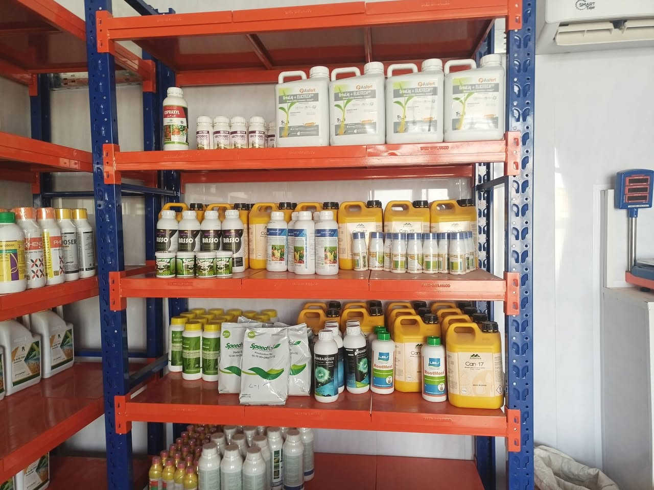 بفضل الله تعالى 
مستمرون بتجهيز الفلاحين بمبيدات الأدغال والأسمدة الورقية
علما" ان دوام المكتب من الساعة الثامنة صباحا" حتى الخامسة مساء" 
العنوان: صلاح الدين _ قضاء الشرقاط _ الساحل الأيسر 
موقع العبد الله الجرو للتجهيزات الزراعية 
قرب سيطرة الجرباوي 
المهندس: سمير علي الطاهات 
***********
مع وجود خدمة التوصيل كافة محافظات العراق
