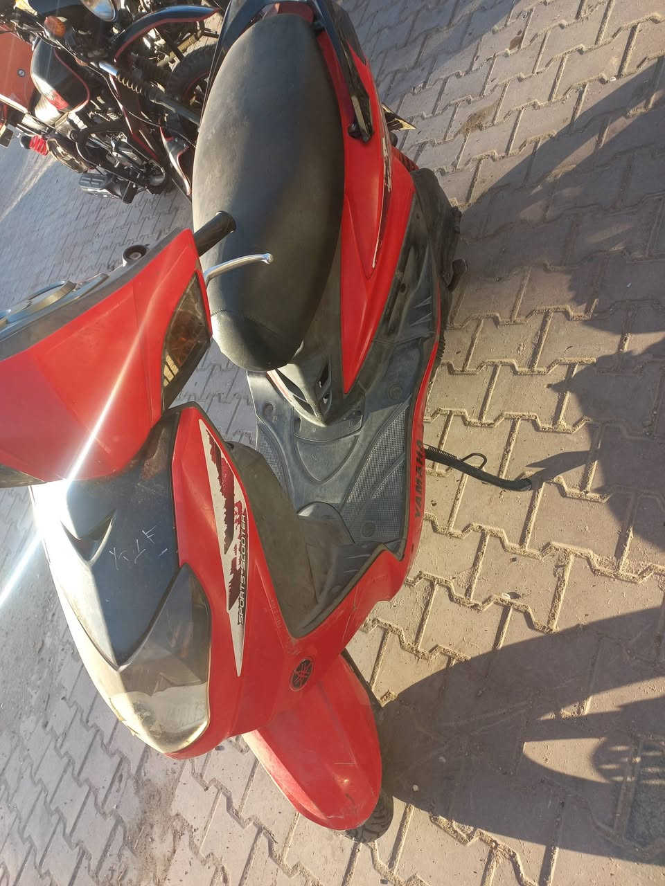 السلام عليكم دراجة للبيع سكنس كوري دراجة نضيفة ومستعجل ع البيع السعر 850 وبيها مجال *********** مكاني مدينة الصدر
