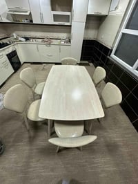 طاولة طعام • ٦ كراسي • نظيف
