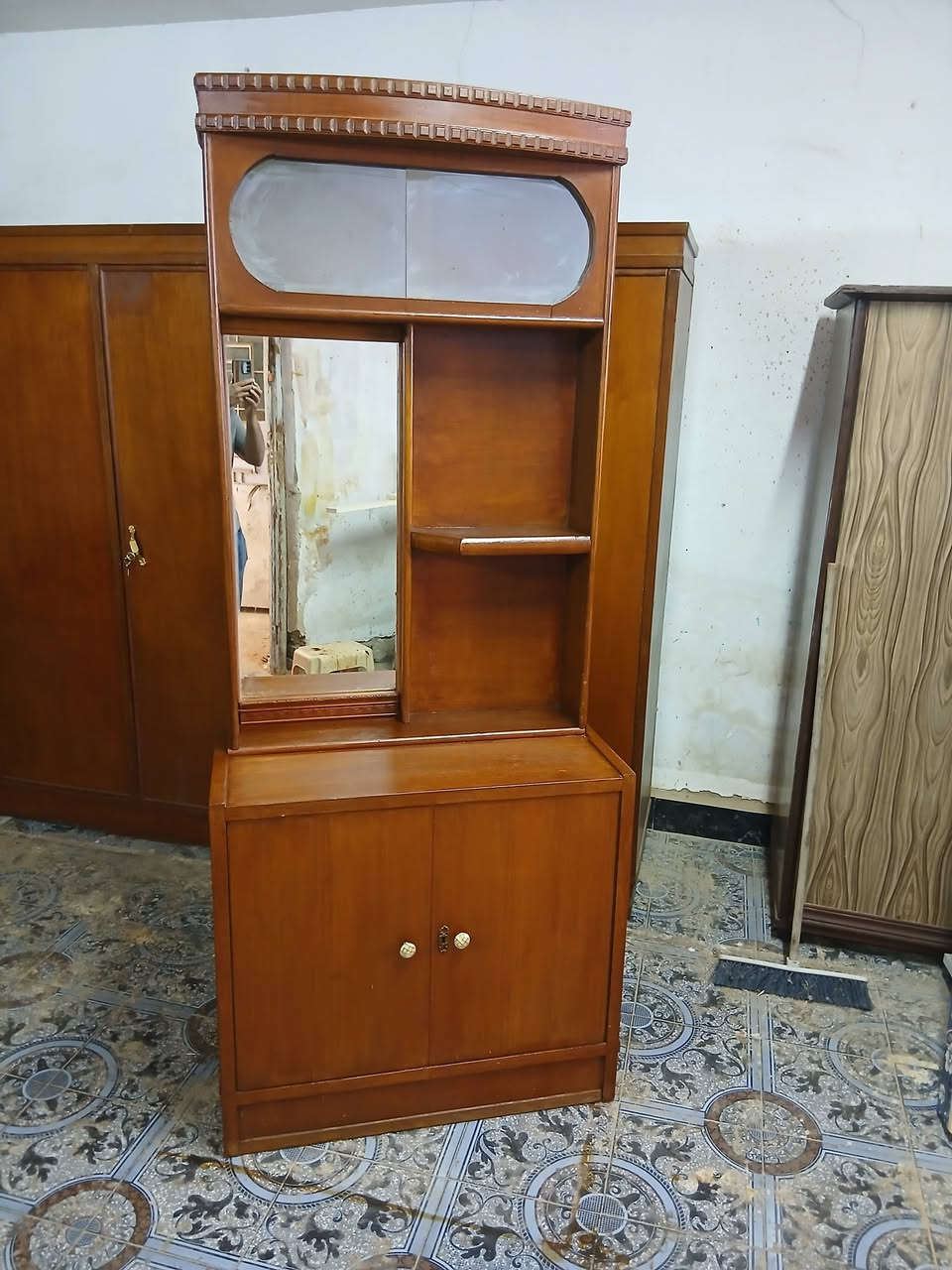 غراض مستعمله نظيفه جدا للبيع كلمن وسعره المراسله خاص او الاتصال ***********مكاني بغداد
