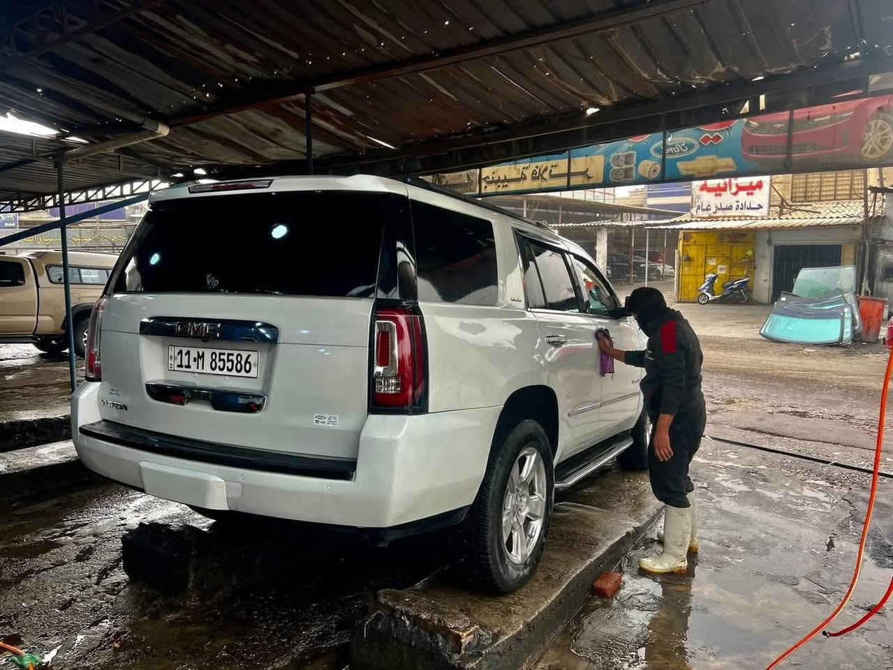 يوكن 2015 فول ما عدا الفتحه .  بتره مو الطويله 
السياره محرك 5300 ( يعني محرك و كير تاهو يجي المرغوب ) .  

رقم بغداد الجديد بأسمي شخصيا 
مكينة V8 5300
المواصفات 
بصمة تشغيل +ابواب
نظام eco
رادار امامي
رادارات مري 
تنبية تصادم امامي 
نظام تنبية خروج عن المسار 
حساسات اماميه
حساسات خلفية
كامرة خلفية
شاشة كبيره + قاصه
كشن تنبية السائق
كشنات كهرباء تدفئة تبريد
كشنات خزن ميموري
جنطه كهرباء
ستيرن كهرباء
تدفئة ستيرن
ويل 20  كروم 
كير مكينة كفالة ما مفتوحات  صدر تبريد تدفئه كله فول .. . 
ماكو اي كلًوب( عطل )  بالدشبول مشتغل  بيهه . 

ماشيه 180 الف 
كاملة السياره بدون نقص  
شغل و اطلع ترايك من بغداد للسعوديه 
حادثه طخطخات بسيطه بدون دواخل بدون لغد بدون شاصي 
يعني شاصي و الغد كله سليييم 

 مصبوغة عام
صبغ عام السياره . 

اخوان السياره جاهزه للاخير  نقص 
برغي ما بيههً و بالحقيقه احلا من الصور 
السعر 255 ورقه 
***********واتس اب
