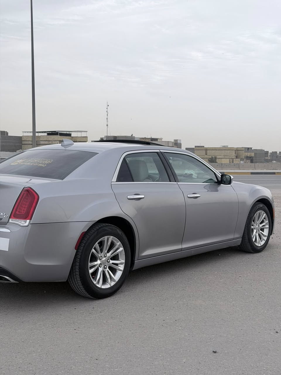 السلام عليكم سياره للبيع وبامه 2017 داخله كندي بكتاب ضباط بيهه 3 قطع صبغ و قطعه تبديل جاملغ جهت العبري300c فول مواصفات بانو رامه تحكم ستيرن شاشه كبيره خزن ميموري تحكم كشنات  داخل لونين بلاد كشنات تدفئه تبريد وبيهه هواي موصفات مواصفات ل c معروفه محرك 3600 v6 وسعرهه 235 ورقه وبيهه مجال واي ستفسار التواصل عل رقم ***********
