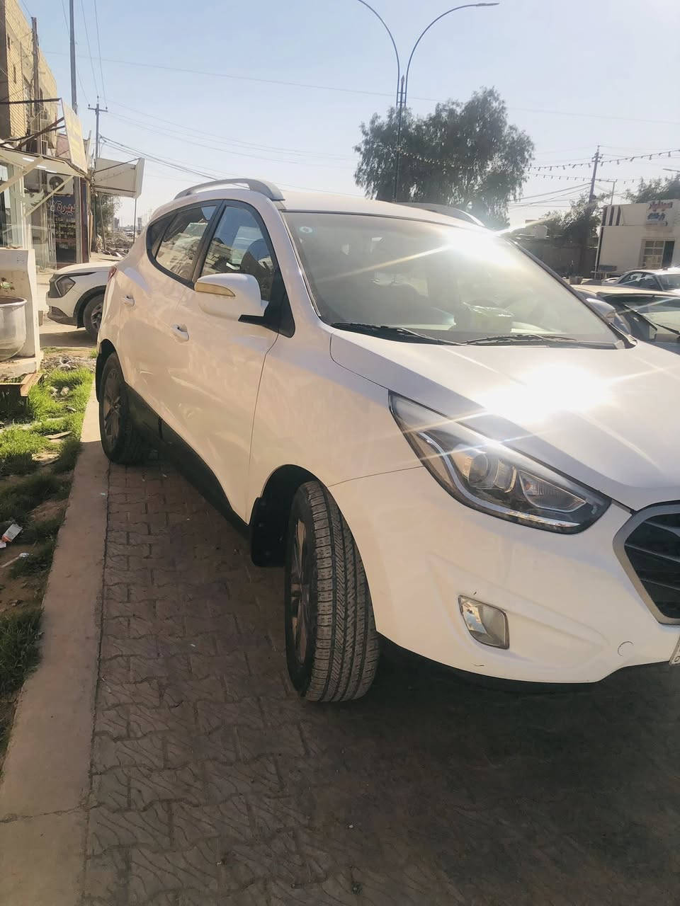 السلام عليكم 
توسان ٢٠١٥ خليجي 
 رقم بغداد دولي 
مبدل بنيد وبيها شخوط خفيفة
تبريد قطعتين ثلج
بـ ١٤٥ ورقة وبيها مجال للشراي 
مكانها بغداد ابو غريب 
***********
