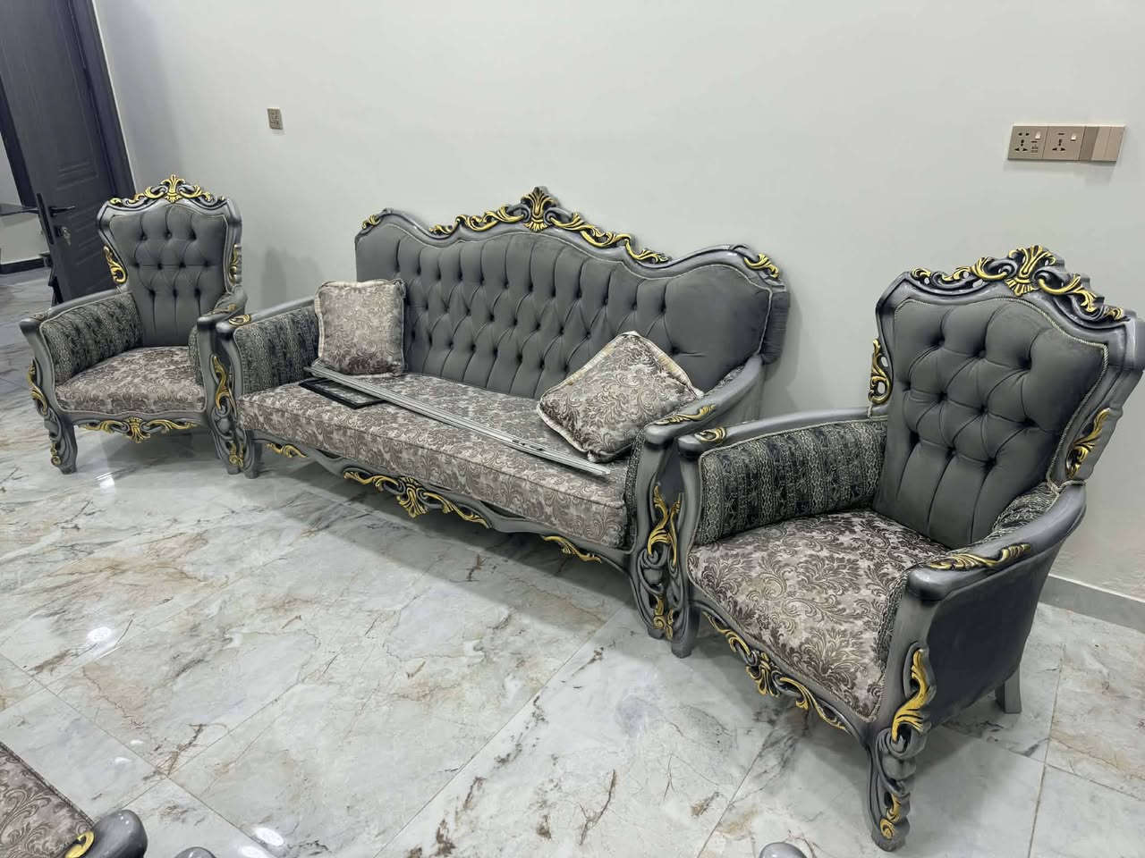 4 كراسي 
2 قنفات وطبله وسطيه وبدات السعر مليون و 200 
العنوان الخاجيه شارع القسم البلدي


**إذا كنت صاحب هذا الإعلان وتريد حذفه لأي سبب، رجاءا أرسل رسالة إلى الدعم الفني**