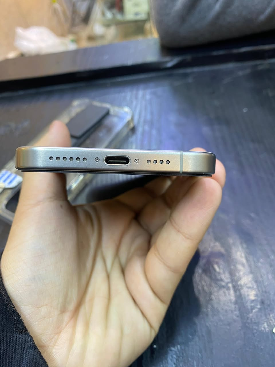 سلام عليكم للبيع ايفون 15بروماكس 256شرث اوسط كلش نضيف كلشي بي شغال وتمام مبدل بطارية اصلية نقطة بالشاشة ما ماثرة ابد ٧٠٠ الف قفلة ٦٥٠ اقل لا تدخلي مكاني بغداد ***********
