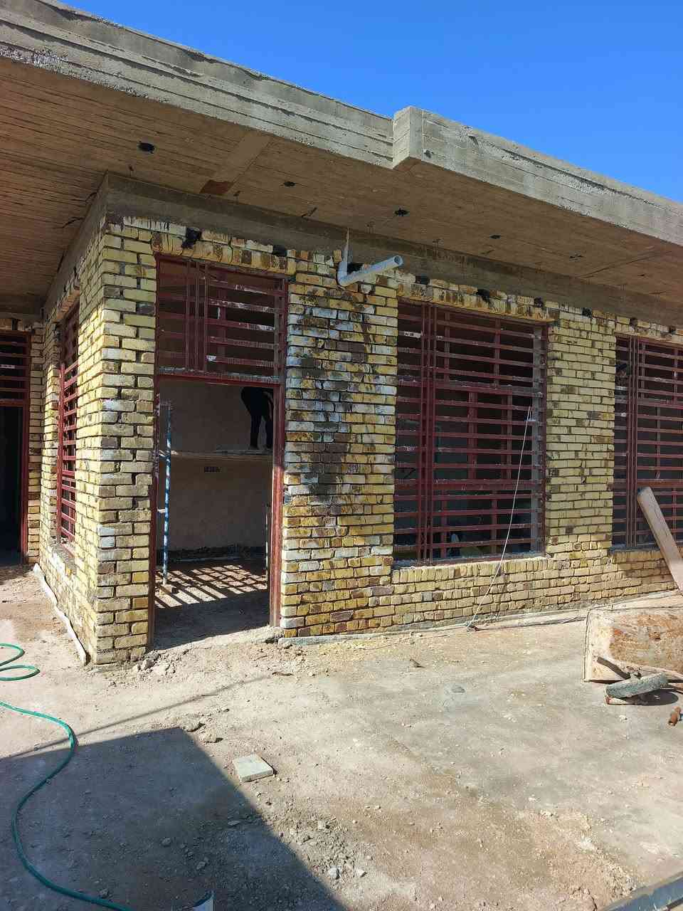 السلام عليكم بيت للبيع بالمعاره حالياً جاري العمل بي شبه كامل عل بزل مسافه 500 متر عن الشارع العام مساحه 280 غرف 2 قياس 5+4 مطبخ حار وبارد صاله 8+4 ستقبال 8+4 ممر نور سياج حوش كبير مجمعات صحيه 2 درج خارجي يعني مال قاط ثاني معزول اذا تحب تبني التواصل خاص او عل رقم ***********
