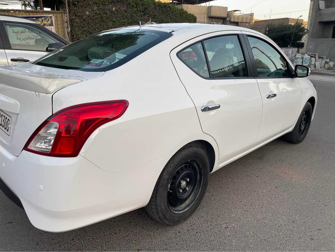 السلام عليكم 
نيسان سني (( 2025 )) اربيل ماشية 2000 زيرو بحالة الوكالة 
العقد والوكالة مجاني والتحويل مباشر 
المواصفات: 
شاشة اصلية، كاميرا خلفية، جام كهرباء عدد 4، قطعتين تبريد، اشاير بالمري، داخل بيجي، ايرباك عدد 2، تحكم ستيرن، يدات نيكل، حساس خلفي، شباك نيكل، سبايدر، بلوجكتر اصلي، كشن السائق جك، محرك 1500، مانع انزلاق، ويل حجم15، اواكس، USB ،بلوتوث، 
عنواني  الاعظمية 
موبايل ☎️  *********** . بغداد, العراق
