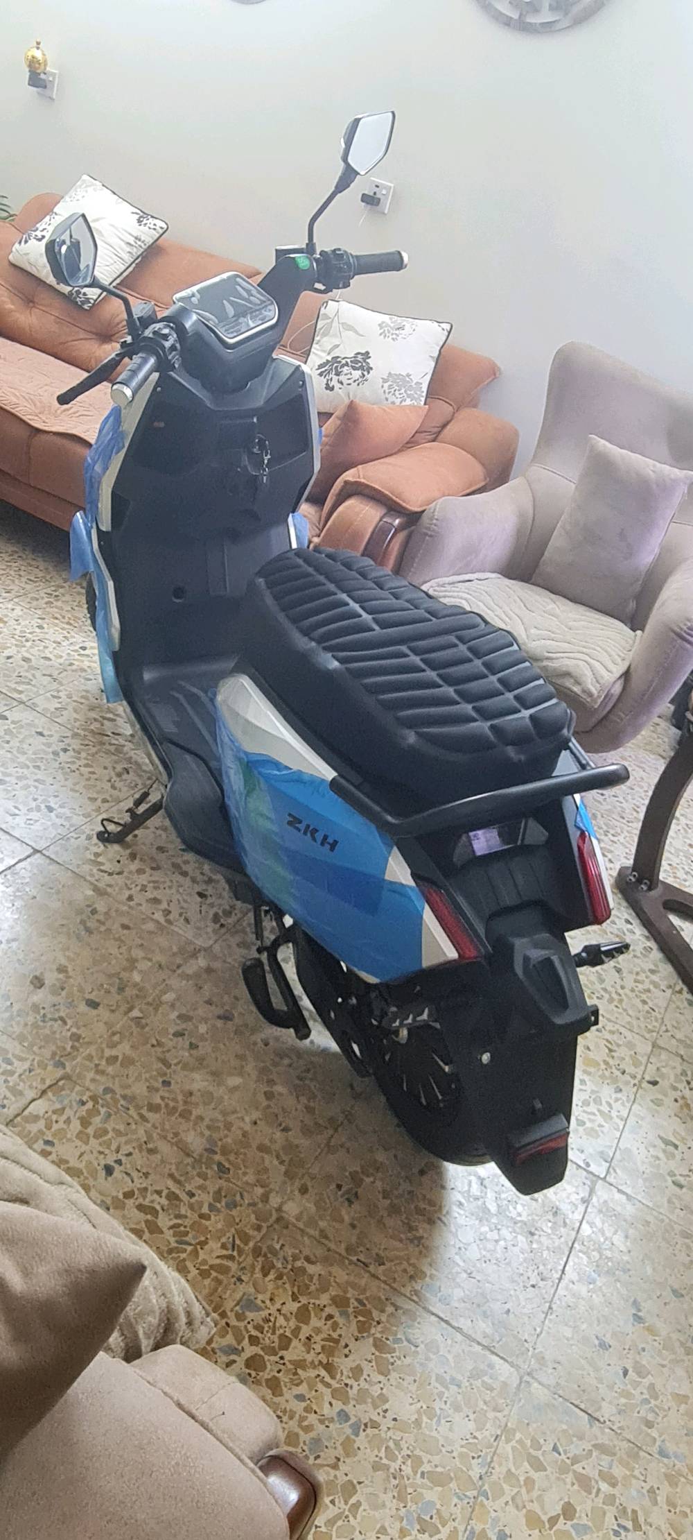 دراجة شحن فضائي جديدة زيرو مماشية من النقل للباب ملف ٢٠٠٠واط ٦بطاريات مسطرة حجم كبير سرعة ٧٥_٨٠كلم المسافة بالشحنة ٧٠_٨٠ كلم نظام٣سرع لايت زينون لونين ابيض وشمسي نشرات ملونة متغيرة بصمة وسويج تشغيل نظام حماية ضد السرقة إطارات حجم ١٢بريكات دسك هيدروليك دبلات امامي وخلفي هدروليك مساحة خزن واسعة شحن موبايل قاطع دورةمع هدية جادر كبير وغلاف كشن طبي العنوان بغداد رقمي ***********