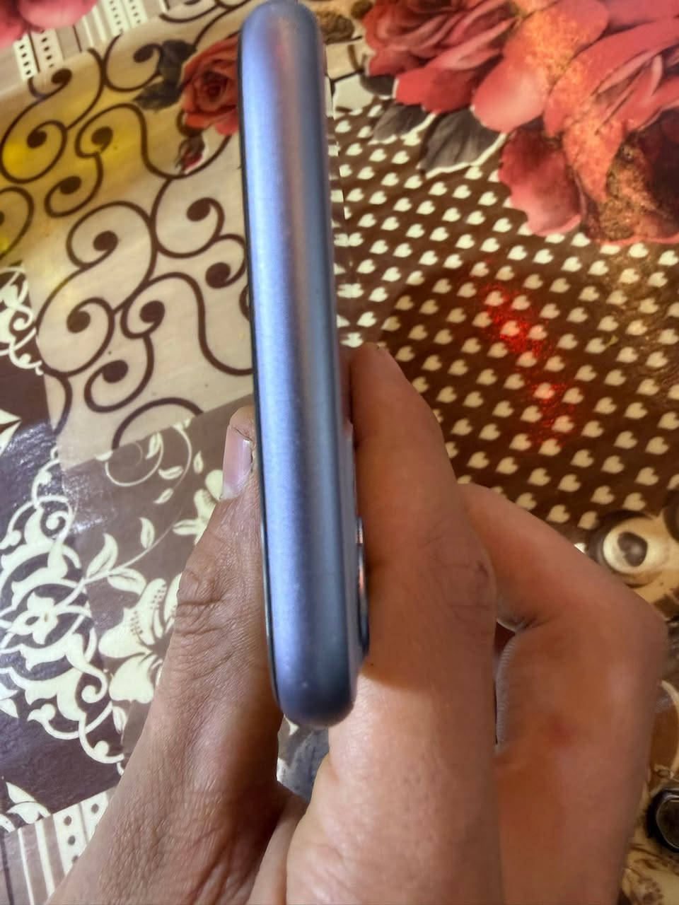 ايفون 📲 11عادي نضيف من كلشي كامل جهاز بس بطاريه مرفوعه بدون فتح سعر 325)رقم بس واتساب ***********مكان كركوك قادسيه ثانيه
