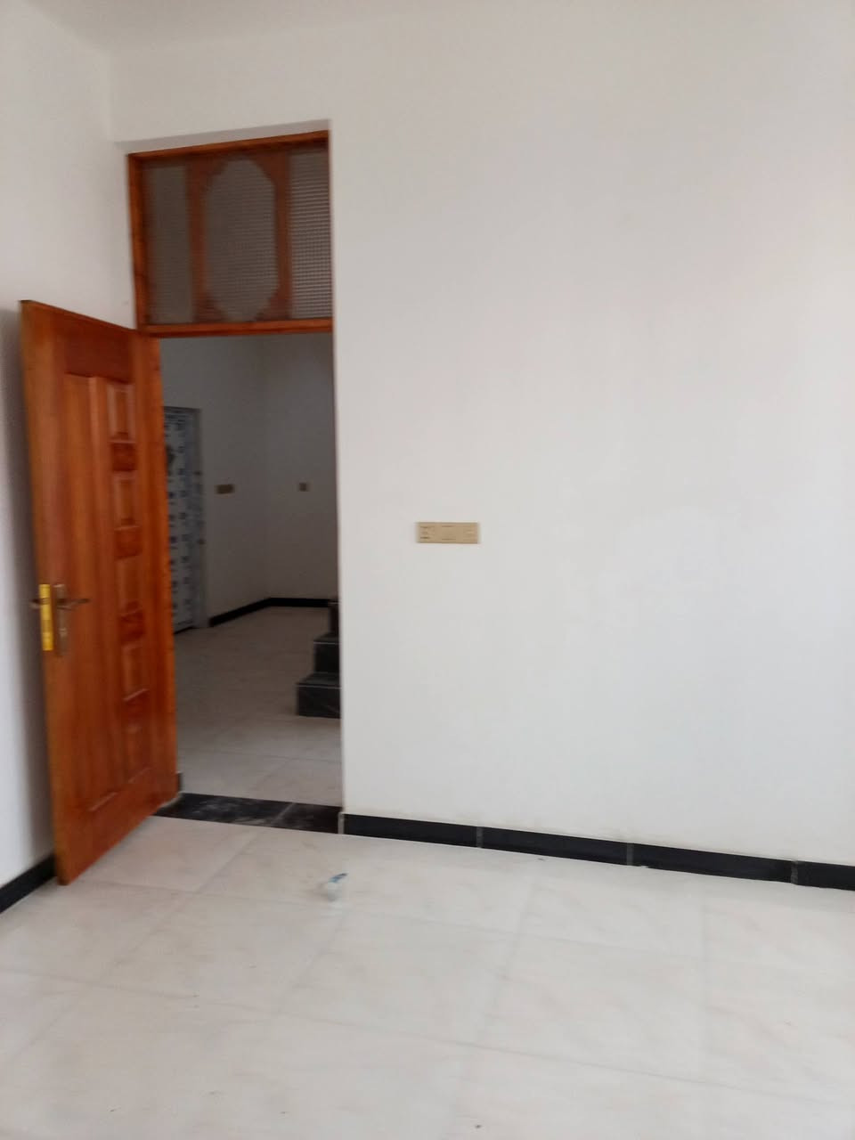 مشتمل للايجار ميه مربع ركن على ساحه بلدبيه الثالثه قرب مكتب دلالية حسين الزيدي للاستفسار ***********
