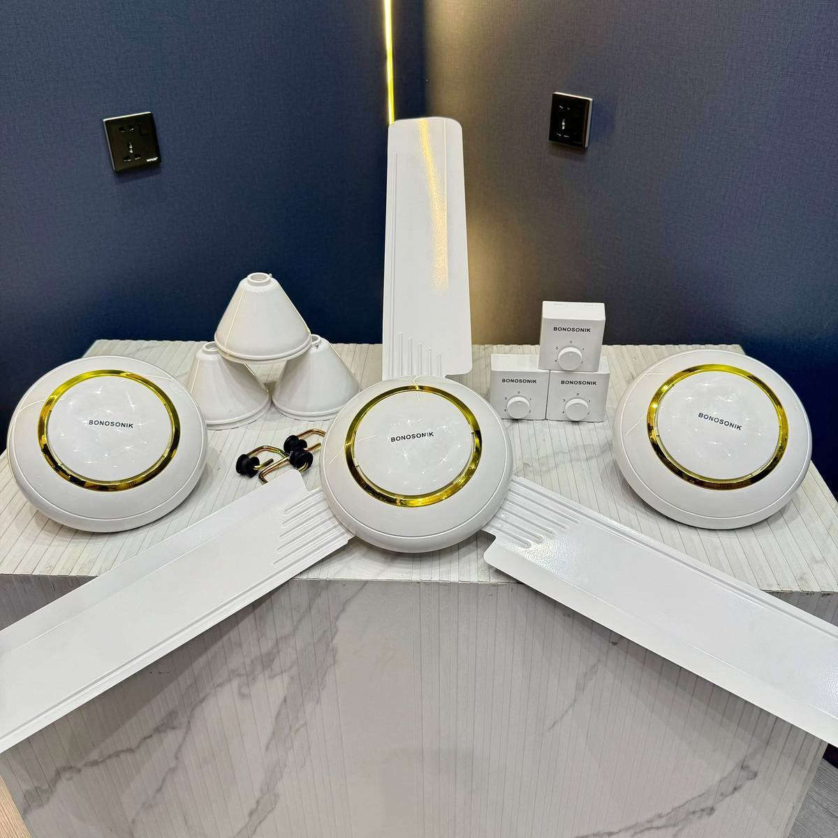 سعر 35 توصيل كافه المحافظات 5 
مروحة سقفية Ponosonik بتصميم أنيق باللون الأبيض مع لمسات ذهبية، تمنحك تبريدًا فعالًا مع استهلاك اقتصادي للطاقة، لتكون خيارًا مناسبًا للمنازل والمكاتب. المميزات: • محرك بملف نحاسي 100% لضمان أداء قوي وعمر استخدام أطول. • تصميم أنيق يضيف لمسة جميلة لديكور الغرفة. • مزودة بسلك أمان إضافي للمساعدة في تثبيت المروحة ومنع السقوط. • منظم سرعة بخمسة مستويات للتحكم بدرجة التهوية حسب الحاجة. • استهلاك منخفض للطاقة مع كفاءة عالية في التشغيل


**إذا كنت صاحب هذا الإعلان وتريد حذفه لأي سبب، رجاءا أرسل رسالة إلى الدعم الفني**