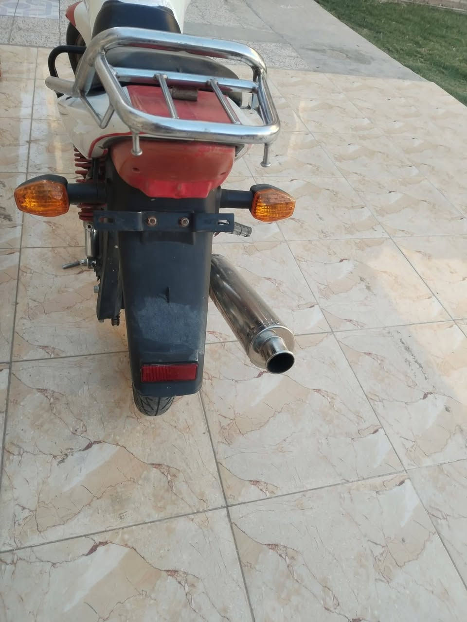 دراجة للبيع
هيوشة 2017 مكمركة وكاملة بس تسجل
نضافة 80%
دراجة حلوة وخير من الله 
معروضة ب550 وبيها مجال بسيط 
للتواصل والاستفسار:‏‪0783 819 5407‬‏
