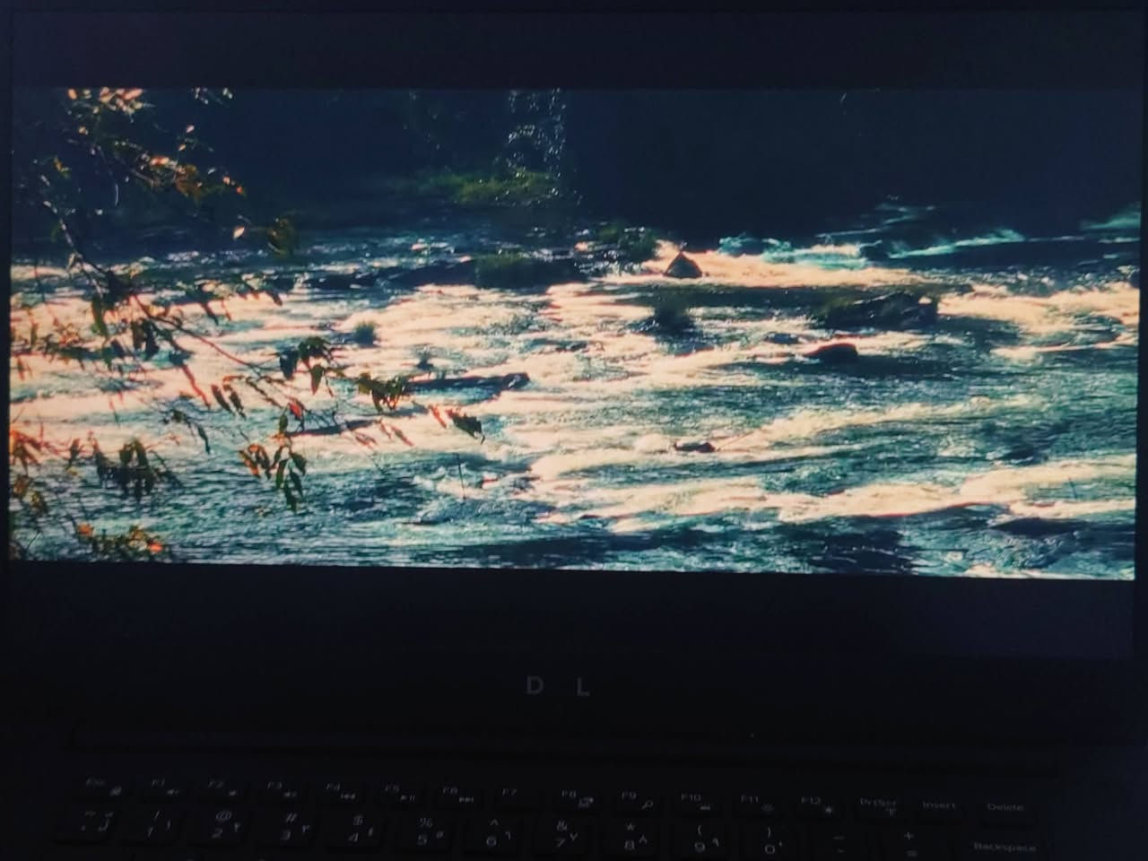 للبيع لابتوب Dell XPS 15 (9570) - نسخة بروفيشنال للمصممين والمهندسين
السلام عليكم.. للبيع لابتوب ديل XPS الغني عن التعريف، الجهاز ملك الأناقة والأداء، يعتبر من أنحف وأقوى اللابتوبات في العالم. مناسب جداً للمصممين، المبرمجين، وطلاب الهندسة.

المواصفات:

المعالج: Intel Core i7-8750H (الجيل الثامن فئة H عالية الأداء - 6 نويات).

كرت الشاشة: NVIDIA GeForce GTX 1050 Ti (4GB GDDR5).

الشاشة: 15.6 إنش بدقة FHD، تقنية InfinityEdge (بدون حواف)، نسخة الـ Matte المريحة جداً للعين والتي لا تعكس الإضاءة (مثالية للعمل الطويل).

الذاكرة (RAM): [ 16GB] DDR4.

التخزين (SSD): [ 512GB] NVMe سريع جداً.

الهيكل: مصنع من الألمنيوم وألياف الكربون (Carbon Fiber) خفيف الوزن ومتين جداً.

المميزات: كيبورد مضيء، بصمة إصبع، بطارية بحالة جيدة جداً، ونظام صوتي سينمائي.

الحالة: الجهاز نظيف جداً ومفحوص 

السعر: [700 الف] (قابل للتفاوض البسيط)

المكان: المحمودية / بغداد (مع إمكانية الاتفاق على مكان للمعاينة).

للتواصل: [***********]
