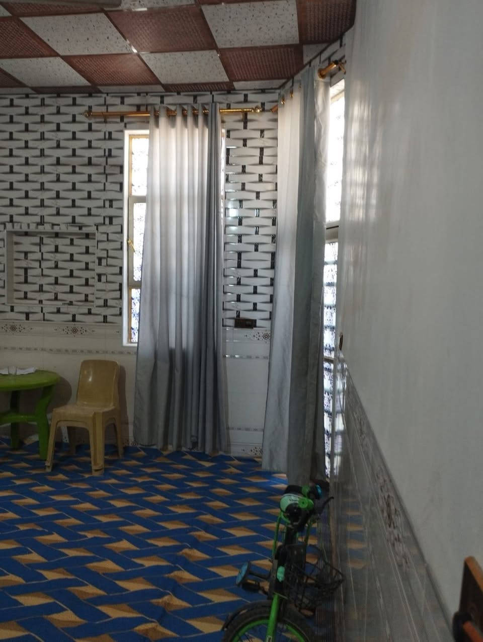 دار 100م مجمع بيتي 2 للبيع طابق واحد غرفه وصاله ومطبخ وصحيات واستقبال شارع 12 السعر 65مليون
مكتب الرحاب
***********
