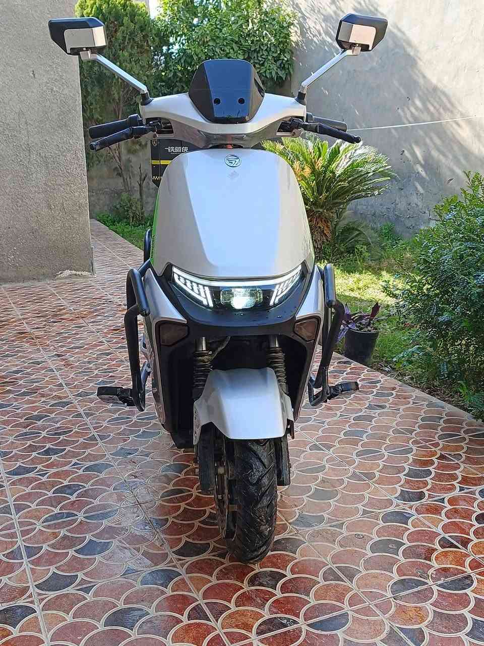 السلام عليكم دراجه شحن للبيع نضافة فول مثل ماموضح في الصورة كاملة مكملة اي نقص مابيهة للاستفسار الاتصال على الرقم ***********
