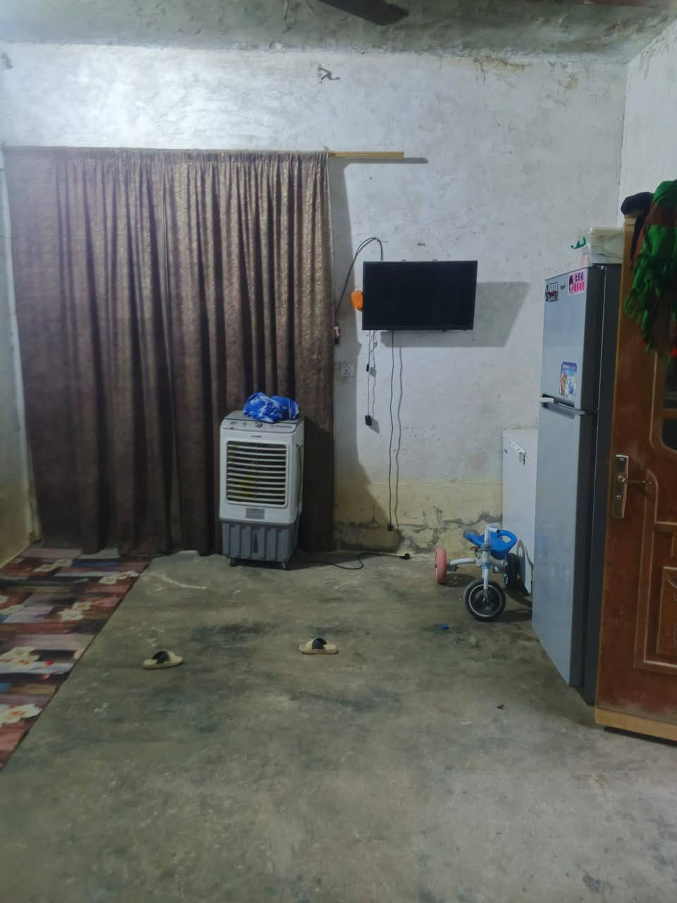 سلام عليكم بيت للبيع مساحه 200متر منطقه جميعه بلديه معامله كامله واصل التقيم شراي يخابر ويدلل رقم ***********
