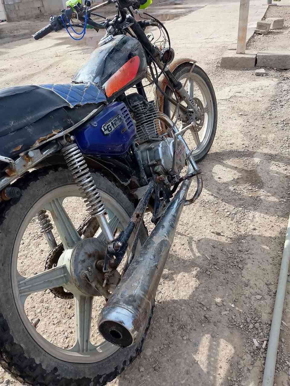 سلام عليكم دراجه للبيع 5كير روبر سعر 300وبي مجال دراجه مال شغل موديل 2014رقم الهاتف ***********
