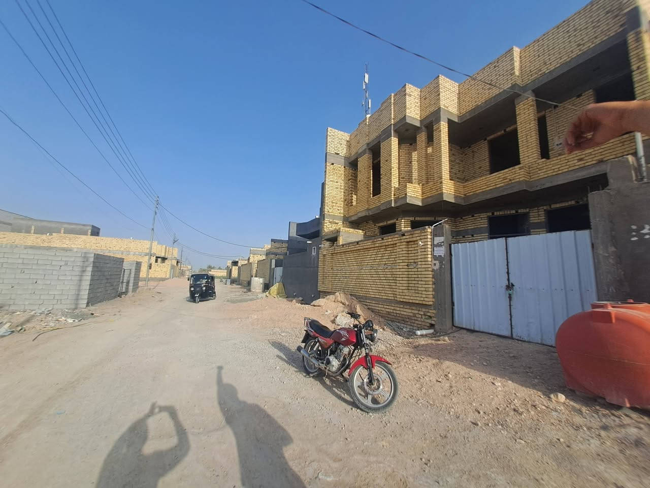 بيت طابقين٢٠٠م حديث بناءدرجه اولى
تأسيسات درجه اولى منطقة خنيطله شارع الحمداني مباشرتا
مكان قريب بنص خنيطله قرب الطابو وشارع خدمي كله مجاري وكهرباء وماء تفاصيل البيت داخل الفيديو
يحتاج لبخ وارضيه 
السعر  ١٦٥ وبي مجال
علما سعر القطعه بشارع الحمداني ٦٠
وتكلفة البناء الحالي ١٠٠
يعني ماكو اضافة اي مبالغ والسبب سرعة البيع لاسباب شخصيه 
*********** البيت معروض عدنه فقط
