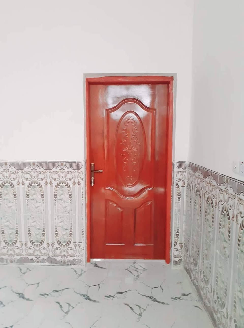 سلام عليكم  دار للبيع مساحه 600 صب كونكريت بنا 2018 بناء طابوك يتكون من ثلاث اغرف وصاله11متر وبراني 7ب4ومطبخ 5ب6 السعر    سعر 90 رقم للستفسار ***********غير متواجد علا الفيس مكان البيت  قرب حسينية احمد الوائلي البندر
