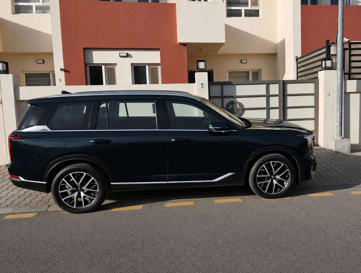 السلام عليكم.
سيارة  GAC GS8 GT موديل 24، رقم بغداد، لون زيتوني.
7 راكب
السيارة بعدها بالضمان، ماشية فقط 19 ألف.

مواصفات السيارة:

-محرك 2000 تيربو كير 8 سرعات
-حساسات امامي خلفي
-كاميرات 360 
-رادار
-تبريد كشنات
-كشنات كهربائي
-صندوق كهربائي
-كروز 
-فتحة سقف بانوراما
-تشغيل واطفاء عن بعد

السعر : 36،500,000 د.ع (ستة وثلاثون مليون وخمسمائة ألف)

مكان السيارة كربلاء / شركة الافق (وكيل شركة GAC فرع كربلاء)
للتواصل / ***********
