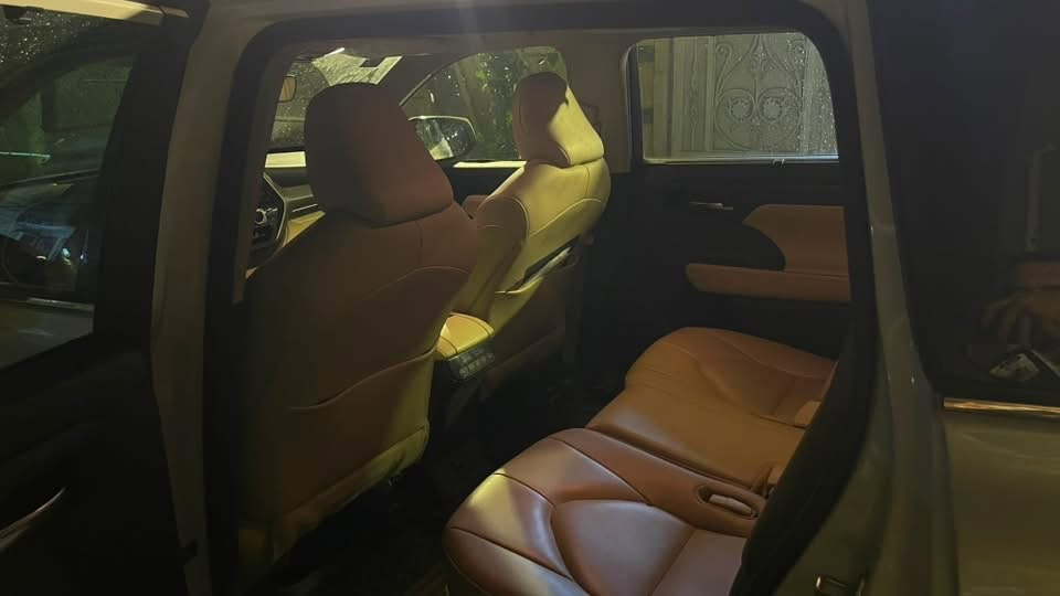 🚘 للبيع Toyota Highlander XLE AWD 2020 🚘

للبيع هايلاندر 2020 فئة XLE كلين تايتل بحالة ممتازة جداً، سيارة عائلية فخمة ومريحة، استخدام شخصي ونظافة عالية . 

🔹 الموديل: 2020

🔹 الفئة: XLE

🔹 العداد: 96,000 مايل

🔹 المحرك: V6 سعة 3.5 لتر

🔹 القوة: 295 حصان

🔹 ناقل الحركة: أوتوماتيك 8 سرعات

🔹 نظام الدفع: AWD (دبل مستمر)

المواصفات والتجهيزات:

✅ فتحة سقف كهربائية

✅ مقاعد جلد 

✅ مقاعد أمامية مدفأة

✅ مقعد السائق كهربائي 10 وضعيات مع ذاكرة حفظ

✅ مقعد الراكب الأمامي كهربائي

✅ ثلاثة صفوف مقاعد

✅ شاشة معلومات وترفيه 8 إنج

✅ Apple CarPlay

✅ Android Auto

✅ منافذ USB متعددة

✅ شاحن لاسلكي للأجهزة 

✅ نظام دخول ذكي Smart Key

✅ تشغيل السيارة بالبصمة

✅ تشغيل عن بعد

✅ باب خلفي كهربائي

✅ مكيف أوتوماتيك ثلاثي المناطق

✅ كاميرا خلفية

✅ حساسات مساعدة للركن

✅ جنوط ألمنيوم أصلية 18 إنج

✅ أضوية LED أمامية وخلفية

✅ مثبت سرعة راداري Radar Cruise Control

✅ نظام المحافظة على المسار Lane Keep Assist

✅ نظام التنبيه عند مغادرة المسار Lane Departure Alert

✅ نظام التحذير من الاصطدام الأمامي

✅ نظام الكبح التلقائي للطوارئ

✅ مراقبة النقطة العمياء Blind Spot Monitor

✅ تنبيه حركة المرور الخلفية Rear Cross Traffic Alert

✅ نظام الإضاءة العالية الأوتوماتيكي

✅ 8 وسائد هوائية

✅ فرامل إلكترونية مع Auto Hold

✅ أنظمة ثبات وأمان متكاملة

السيارة بحالة ممتازة جداً، المحرك الگير والشاصي بحالة ممتازة، وجاهزة للفحص بأي مكان.

📞 للاستفسار التواصل على الخاص أو الاتصال.

***********
