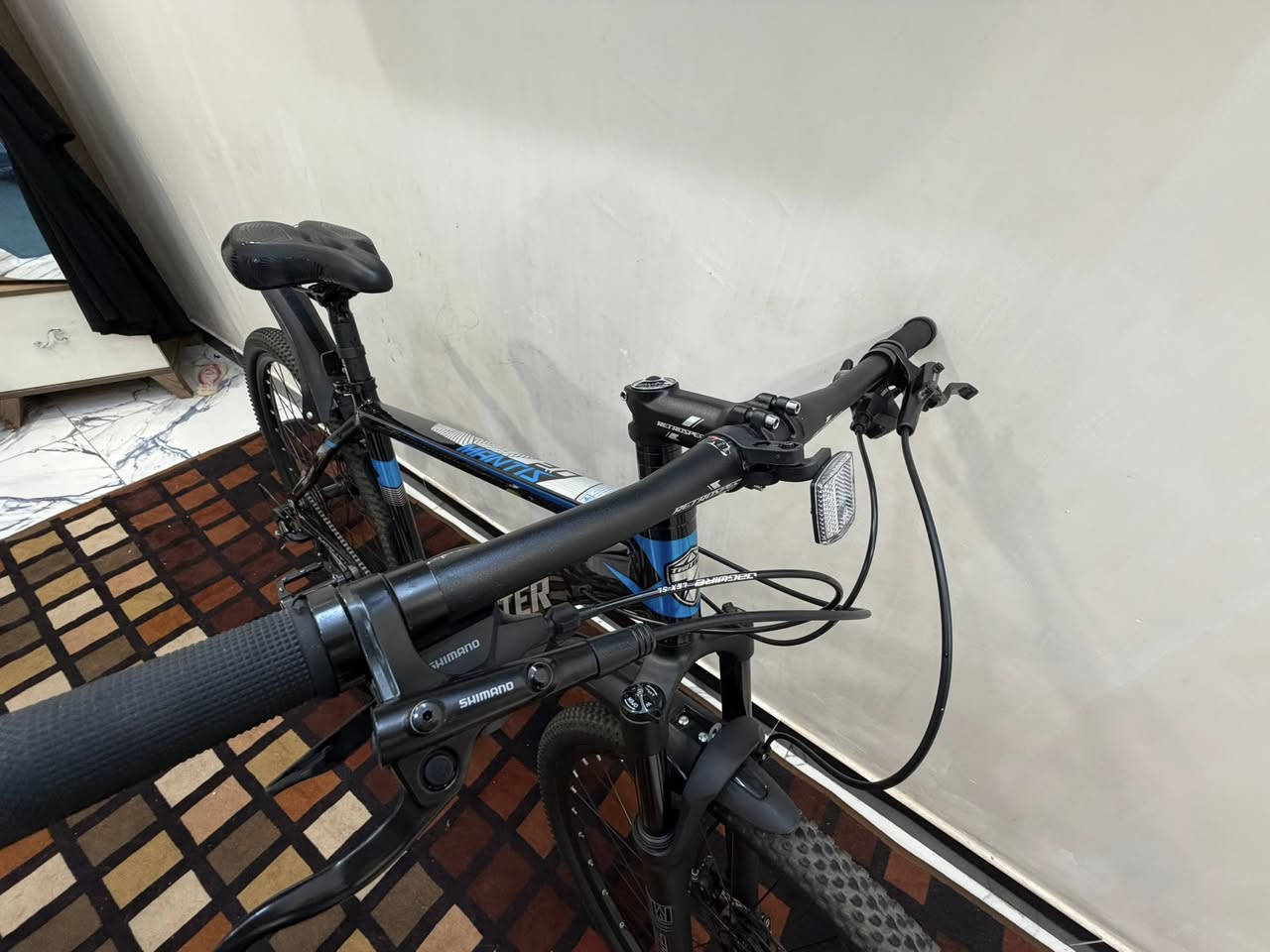 ‎ 29دراجة هوائية تويتر حجم  
‎بريكات هايدروليك شيمانو
‎عدد السرعات 3 امامي و 8 خلفي
‎الهيكل مصنوع من الالمنيوم
‎الوايرات مخفية (دفن) داخل الهيكل
‎الدبل يحتوي على قفل + فتح + ضبط   استعمال جداً قليل وزن خفيف 
السعر 250 الف قفل 
 ..مكاني بغداد مدينة الصدر 
***********
