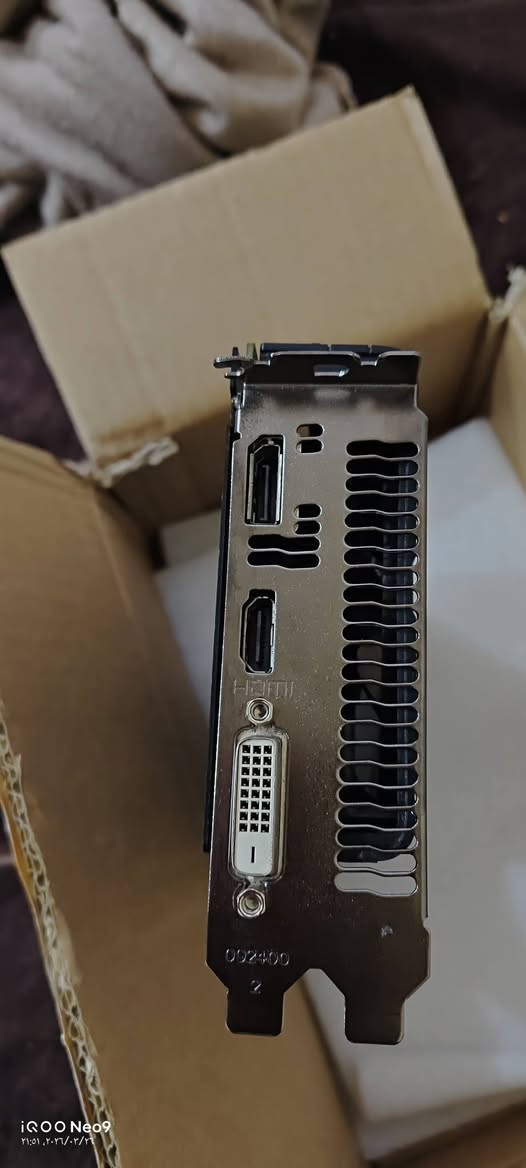 السلام عليكم خوان نطونة سعر بي 
          كلشي موضح كدامك جميع تافصيل

للبيع: كرت شاشة Sapphire Radeon RX 580 2048SP
​المواصفات والتفاصيل:
​الماركة: Sapphire (النسخة الأصلية الموثوقة).
​الموديل: Radeon RX 580 2048SP.
​الذاكرة: 8GB GDDR5.
​المنافذ: يحتوي على منفذ DP، منفذ HDMI، ومنفذ DVI-D.
​الطاقة: يحتاج إلى وصلة 8-pin (يفضل مزود طاقة 500 وات حقيقي أو أكثر).
​الحالة: الكرت شغال ونظيف جداً، والحرارة ممتازة (65-68 درجة تحت الضغط) كما موضح في صور الفحص.
​ملاحظة تقنية للمشتري:
الكرت يقرأ في بعض البرامج (مثل الـ OSD في الألعاب) على أنه RTX 3050 بسبب Bios معدل، لكن الأداء الفعلي والتعريفات هي لكرت AMD Radeon RX 580. الكرت يقدم أداء ممتاز جداً في ألعاب مثل PUBG، GTA V، و Call of Duty على إعدادات عالية
الفحص: الكرت مفحوص ومجرب وبالضمان التشغيلي.


**إذا كنت صاحب هذا الإعلان وتريد حذفه لأي سبب، رجاءا أرسل رسالة إلى الدعم الفني**