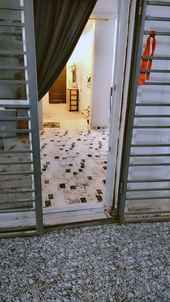 #اللهم صل على محمد وآل محمد 
#للبيع للبيع (تم تخفيض السعر )
#دار طابو صرف 
#طابقين مسلح بناء حديث
#منطقة لؤلؤة ساوة مقابل المستشفى الالماني
#بناء حديث سنة 2021  
#المساحة  200 متر  مسلح 
#الطابق الارضي يحتوي على
#غرفة كبيرة وصالتين وبراني ومطبخ وصحيات داخلية وخارجية وحديقة وكراج
#الطابق الثاني يحتوي على
 #غرفتين وصالة وصحيات وسطح
البيت جديد ومرتب
#ملاحظة// الدار مطلوب سلفة 50 مليون تنزل من السعر الكلي والقسط الشهري 425
#السعر الكلي #لطفا" اعمل متابعة للبيج
  👈 مكتب الفخامة للعقارات في السماوة
 ثم اترك اي تعليق وسيتم الرد من قبلنا فوراً وبخدمتكم 
او للاستفسار اكثر مراسلتنا ع الخاص او الاتصال على الارقام التالية
***********
***********
***********
ويوجد واتساب ع نفس الرقم أو زيارة مكتبنا
الفخامة للعقارات في السماوة 
 الواقع في منطقة الحكم مجاور مكتب العصائب القديم جهة حي العمال قبل معمل ماء الارو نهر الأمل
وفي حال لم يتوافق العقار مع رغبتكم او لم يكن بقدر امكانيتكم زوروا موقعنا على فيسبوك للتصفح على اكثر عدد من العقارات المتوفرة🌷‏هدفنـا خدمتكـم ودائمـاً نسعى لنتميز ونـكون تحت شعـار ‎#عطاء_بلا_حدود🌹
