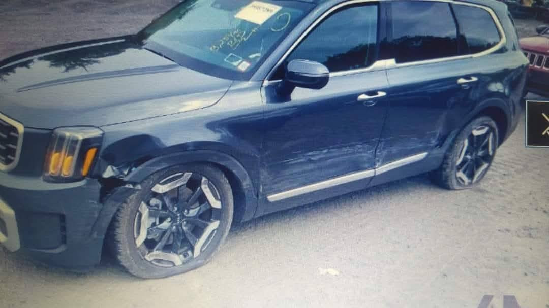 السلام عليكم كيا تيلورايد وارد امريكي حادث خفيف فول مواصفات ماعدا الجنطه ماشيه 25 الف الموديل 24 رقم واسط الاتصال على الرقم ***********
