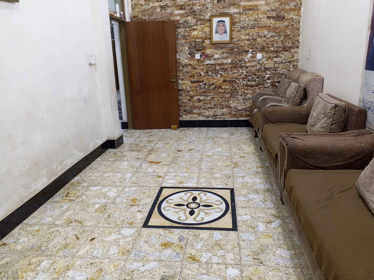 السلام عليكم ورحمة دار للبيع المساحه 125 واجهة 6 وربع نزال 20 طابقين البيت 
نوع العقار طابو ملك صرف البيت على تشجير مساحة التشجير 200 متر الطابق الأول كراج و استقبال+مطبخ+ صاله كبيره+حمام وغرفة نوم كبيره + ترك
الطابق الثاني يحتوي على غرف نوم عدد 2 كبيره+ مطبخ+حمام 
الطابق الثالث بيتونه+سطحين 
العنوان العبيدي الرئاسه شارع 20 المربع الذهبي ثالث مربع في شارع 20 قرب شارع ابو محمد الحداد السعر 250 مليون وبيه مجال رقم صاحب البيت ‏‪***********‬‏
