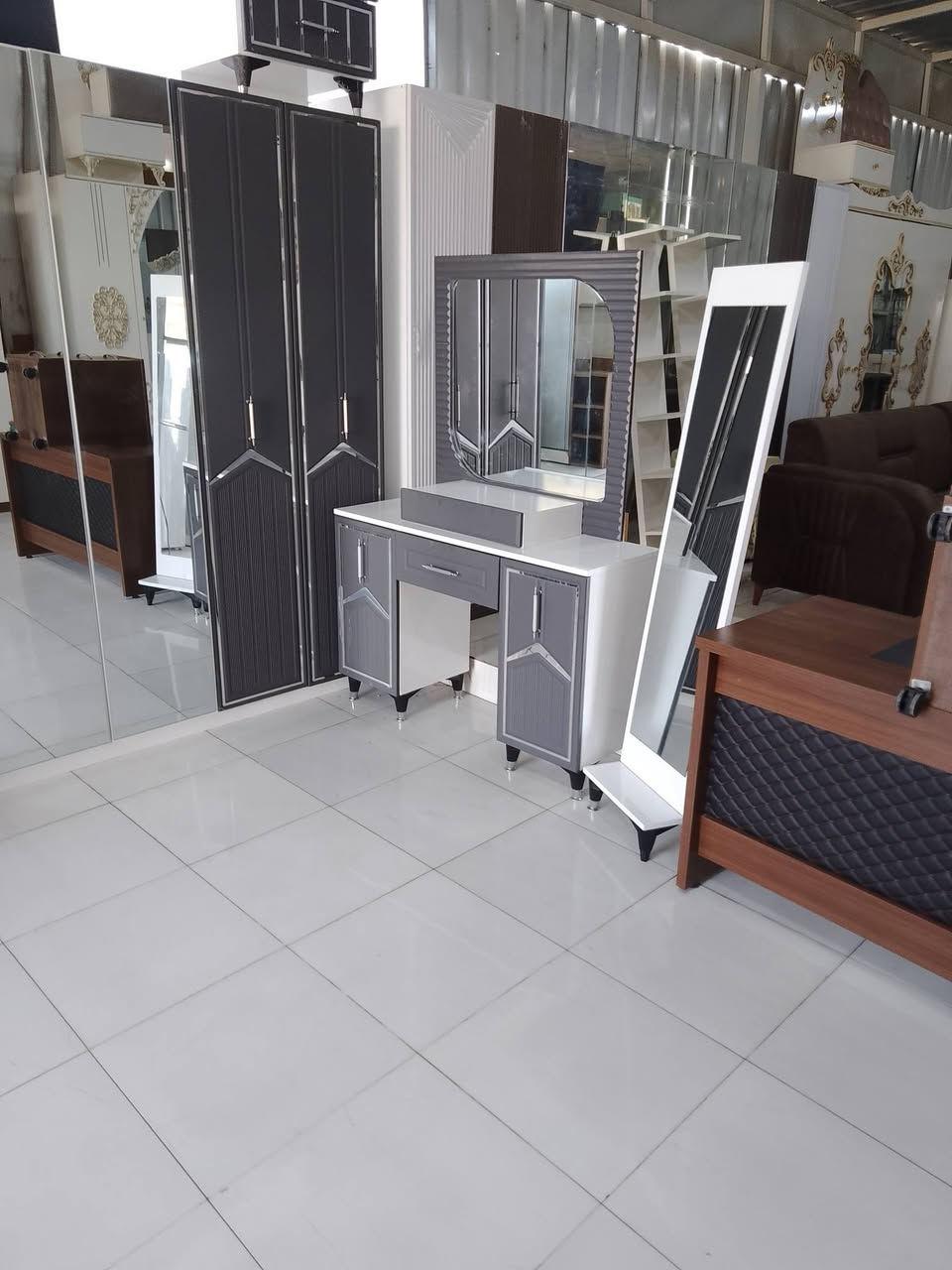 غرفه نوم 8 قطع نضافه ميه بلميه الابواب بالون بريس
***********وات

***********
