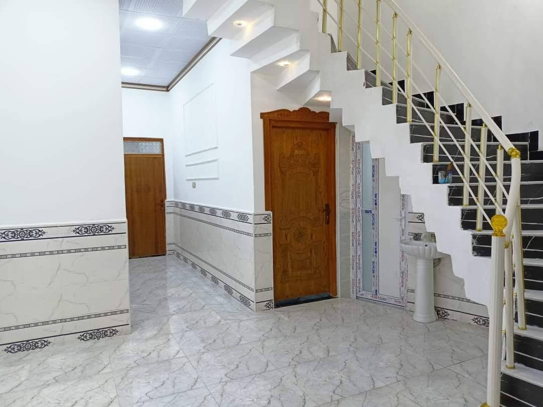 بيت طابو زراعي عراقي للبيع كوت ثويني
المساحه الكليه / ٢٠٠ م بناء ٢٠٢٦
بتلو ٨٠ سم شغل عدل بناء بلوك تاجريان 
دبل رباط + سقف كونكريت مسلح ٢٠ + ايزوكام للسطح مع البيتونه 
مطل على نهر  ، مجاري البيت على النهر الشارع البيت ١٠ م 
شارع البيت كونكريت مسلح 

ملاحظه الطابو زراعي عراقي / منطقة كوت ثويني البصره 
للأتصال: *********** / السعر ١٣٧ وبي مجال
