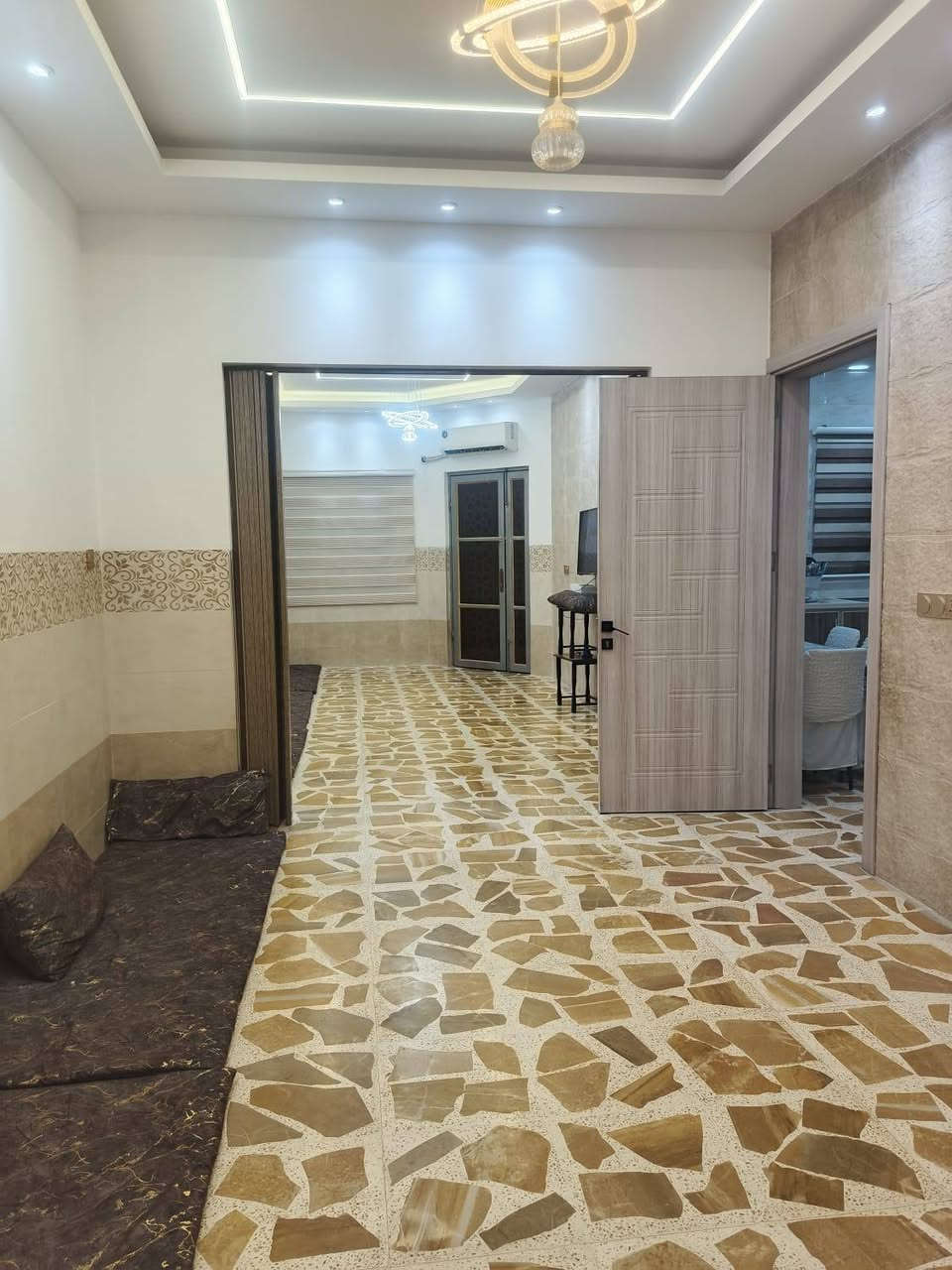السلام عليكم بيت للبيع جانب الايسر حي دوميز مزرعة الدباغ مساحة 150 طابقين الاول غرفتين نوم  مطبخ واستقبال وهول وصحيات الثاني 4 غرف نوم واستقبال وهول وصحيات بناء حديث 2020 كامل ماناقصو شي الطابقين السعر مع صاحب البيت / ***********
