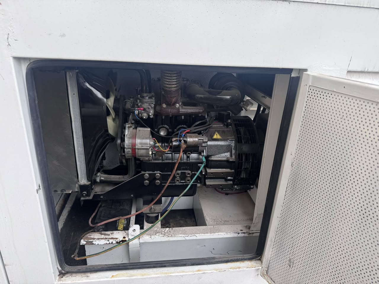 السلام عليكم
مولدة بيركنز 3 سلندر
15 كيفي 
كاتم 100/100 المولد جديدة 
مكان بغداد 
رقمي ***********
