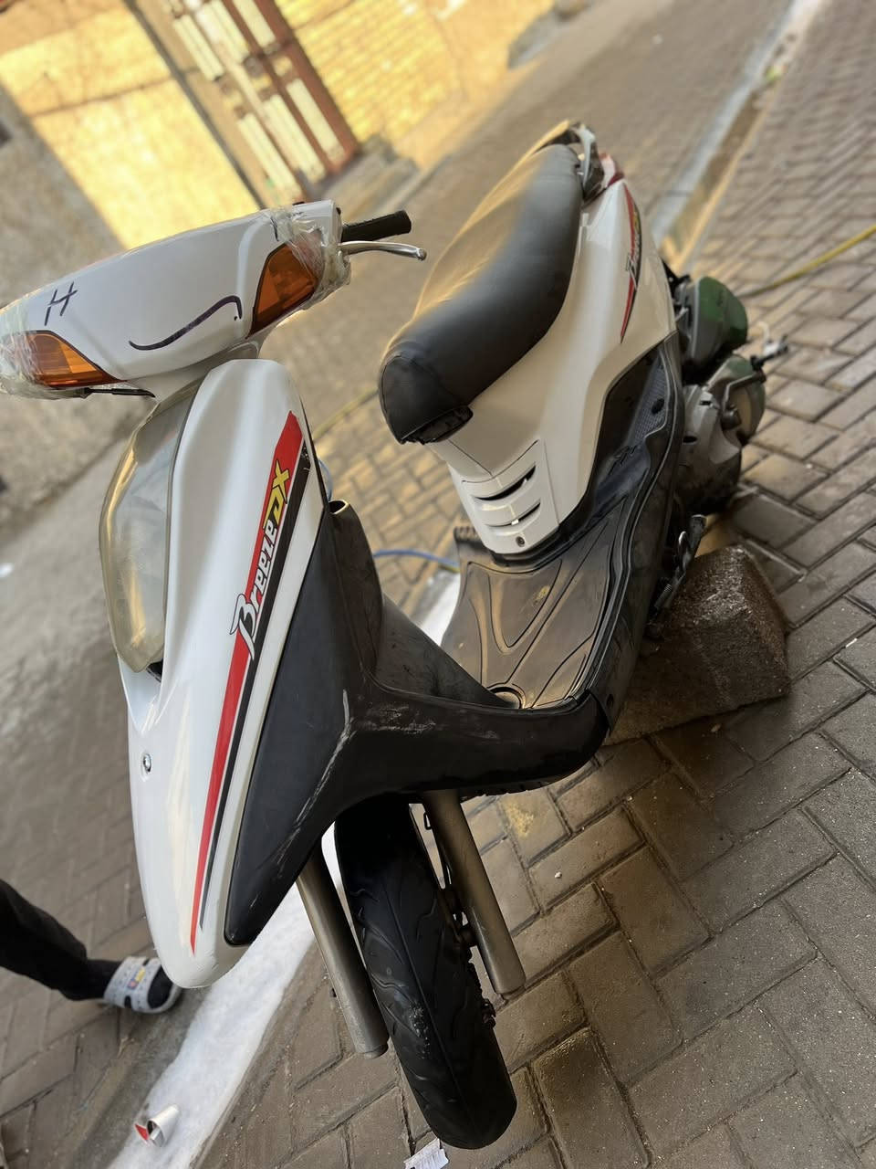 سلام عليكم دراجه بريز للبيع. مكينه بلاديه. 
دراجه قويه. بس يرادلهه باتري وكلوب مال سكن 
سعر 400وبيه مجال لشراء
عنوان مدنيه الصدر قطاع 3
***********
