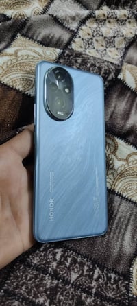 هونر ٢٠٠ • OLED ١٢٠هرتز • رام ١٢+١٢