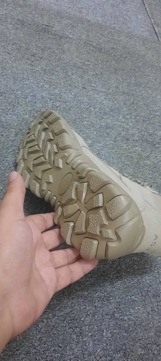 هذا حذاء Amblers AS33 العسكري التكتيكي المقاوم للماء باللون البيج. 
الجزء العلوي مصنوع من جلد النوبوك المحبب بالكامل المقاوم للماء. 
يحتوي على غشاء داخلي مقاوم للماء وجيد التهوية من نوع DRI-BLOC™. 
مزود بغطاء مطاطي مصبوب عند مقدمة الحذاء لمزيد من المتانة والحماية. 
يحتوي على نعل داخلي مريح ومبطن وقابل للإزالة من مادة البولي يوريثان. 
القياس ٤٣
السعر ٣٥ مع التوصيل
***********
