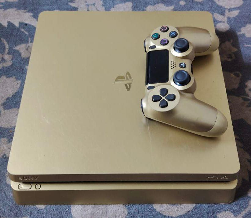 جهازين بلي فور سلم واحد باندل ذهبي ذاكرة ٥٠٠ مكفولات مراوس بتجميعة زينة يعني تشغل العاب قوية العنوان بغداد الشعب ***********
