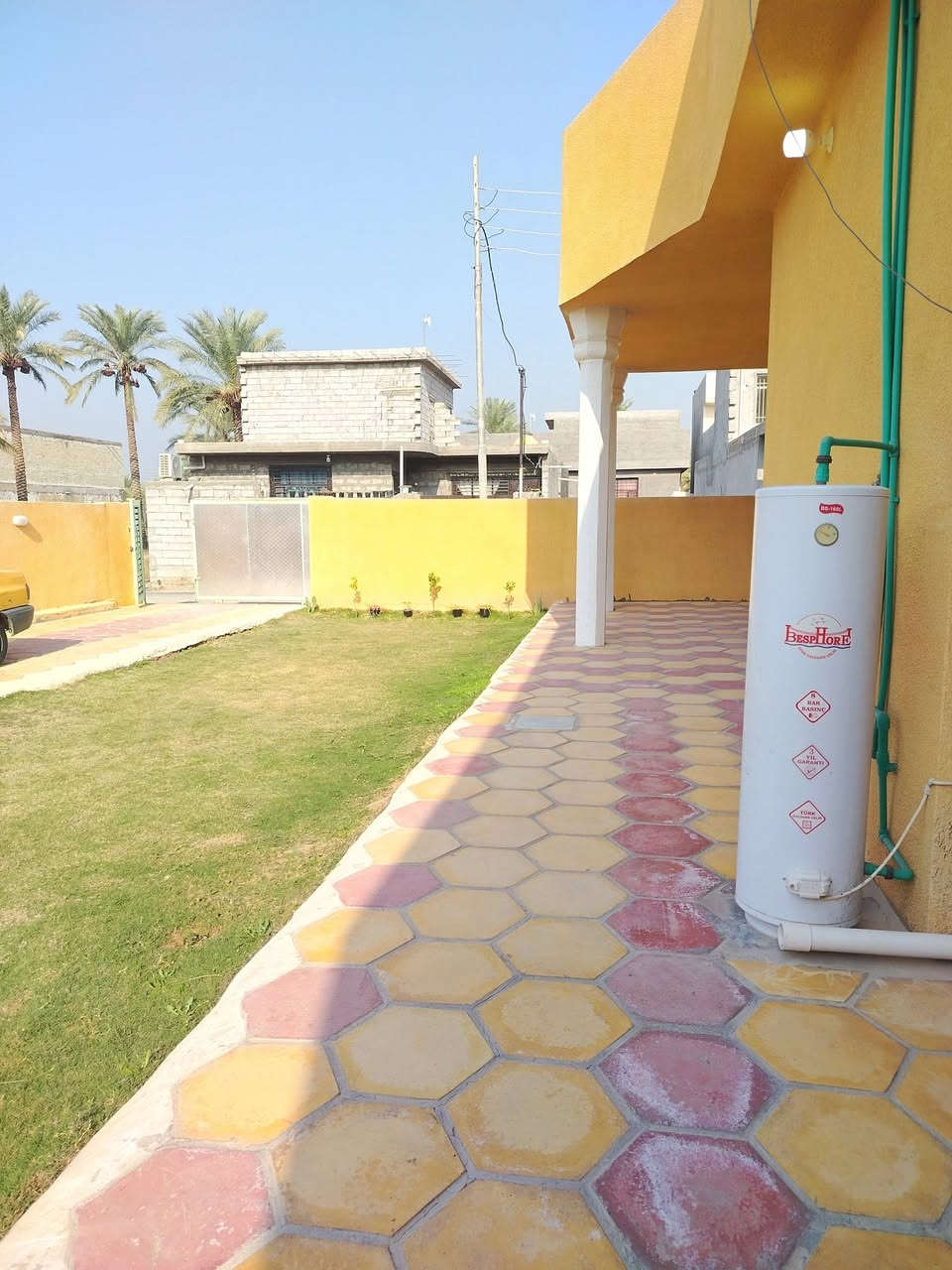 سلام عليكم يوجد بيتين للبيع المساحه 740 متر كل بيت يحتوي على ٣ غرف نوم واستقبال ومطبخ وصحيات طابو زراعي سند ٢٥ العنوان بغداد الراشديه المراسمه الاتصال على الرقم ***********
