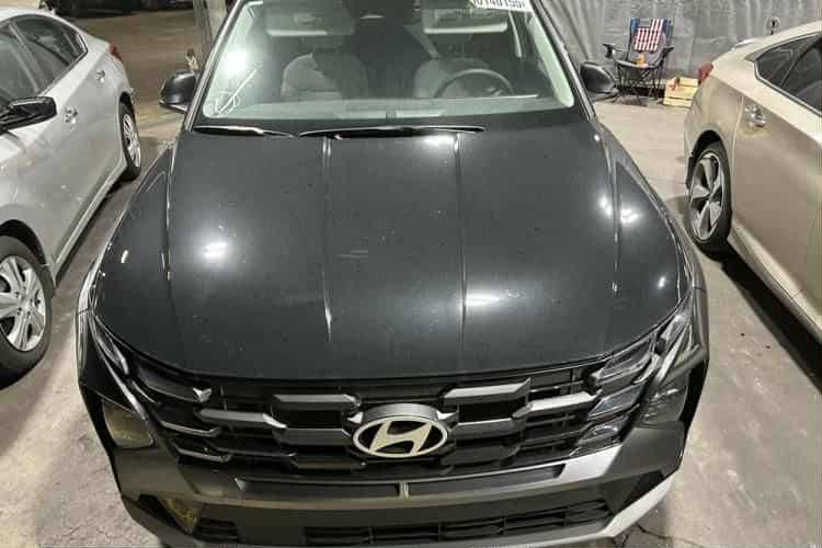 السلام عليكم ورحمة الله توسان ٢٥ للبيع حادث خلفي بسيط صور الحادث موجودة السعر ٢١٥ ورقة ارقام فحص موبايل ***********
