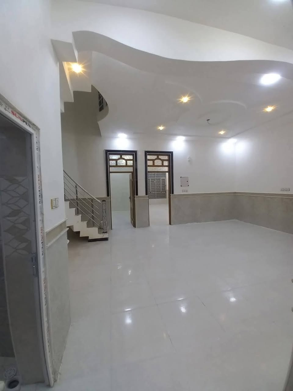 دار ٢٠٠م حي عبجيه خلف الشارع العام مال حي الغدير شغل راقي بناء مسلح طابق واحد
***********
