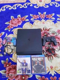 بلي ستيشن 4للبيع فول مواصفات وجديد ما مستخدم ويا يدادت اثنين واقراص اث...